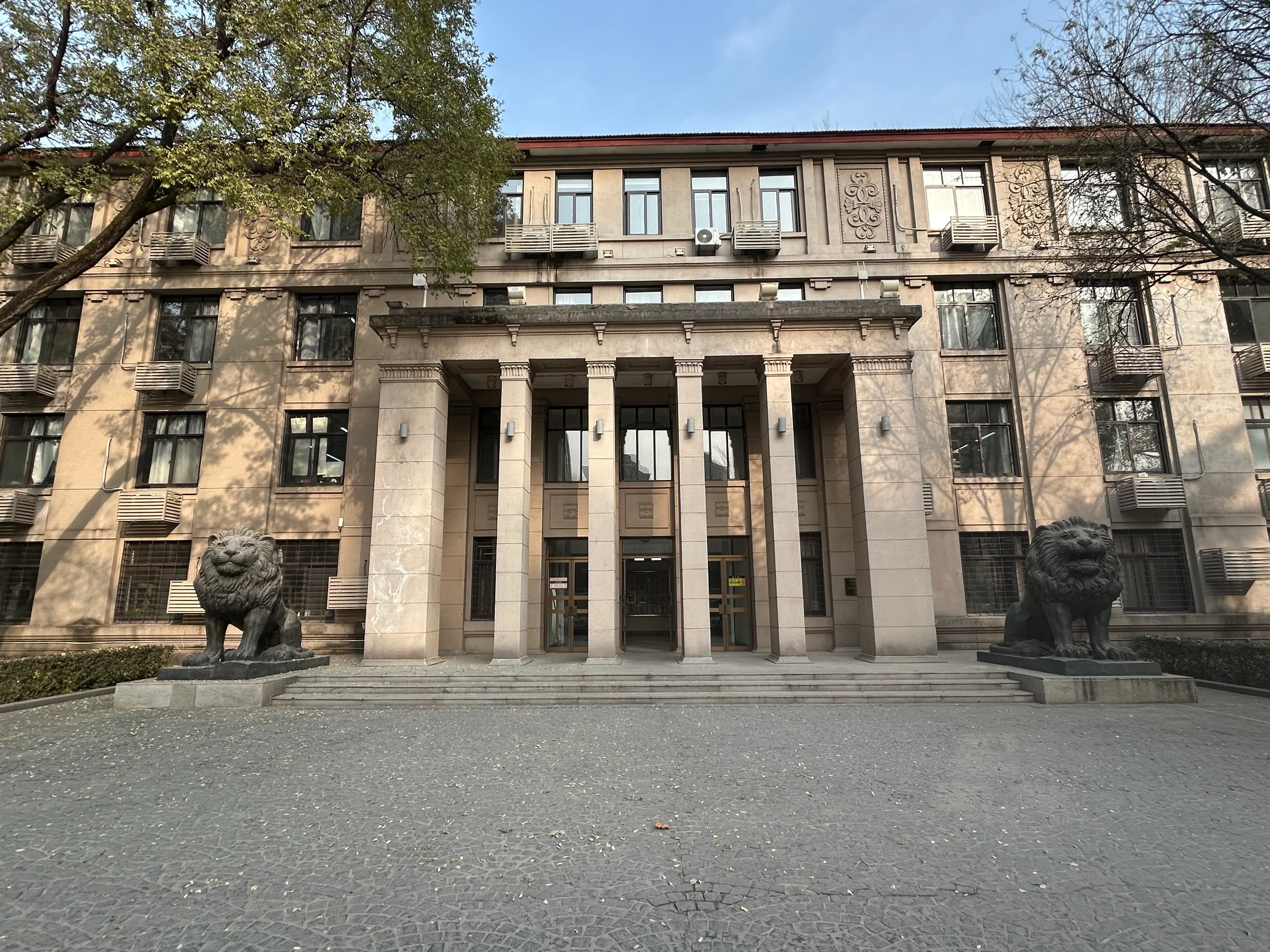 教学主楼南门